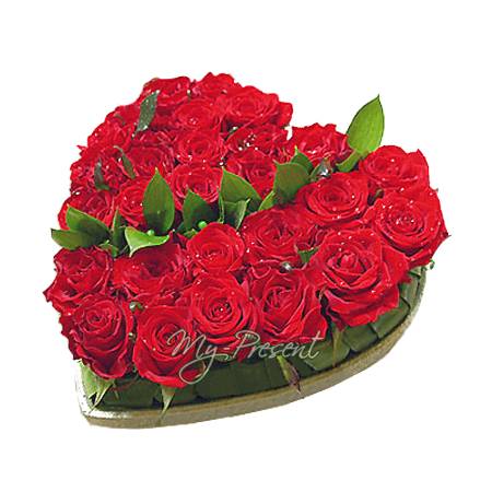 Композиція з червоних троянд у формі серця